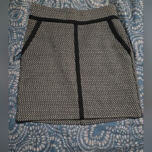 LOFT 2P Women's Black and White Skirt. It Has Front Pockets.
